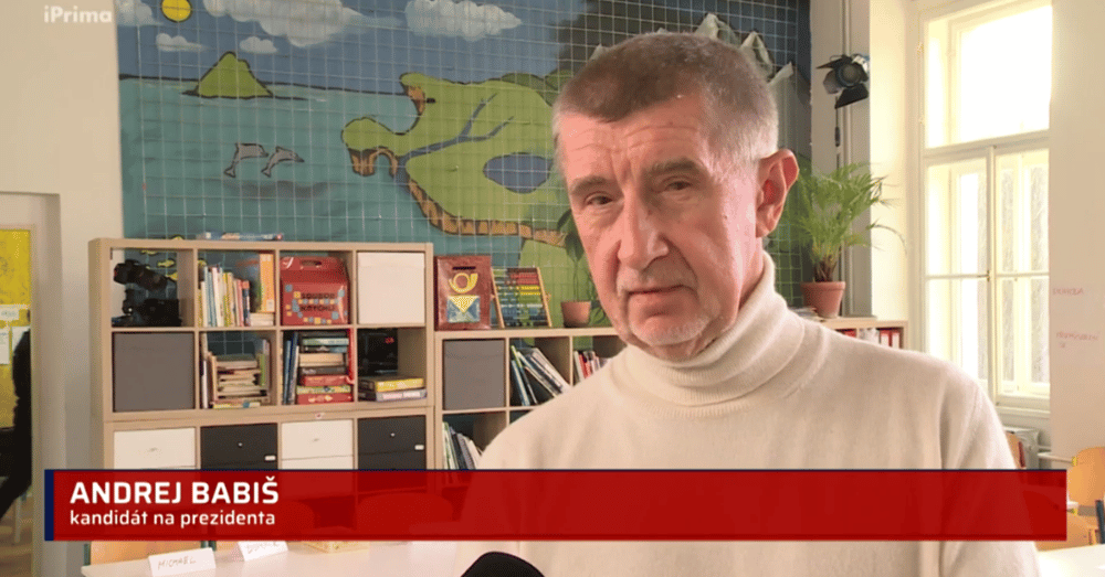Babiš před tabulí, žáci před Babišem